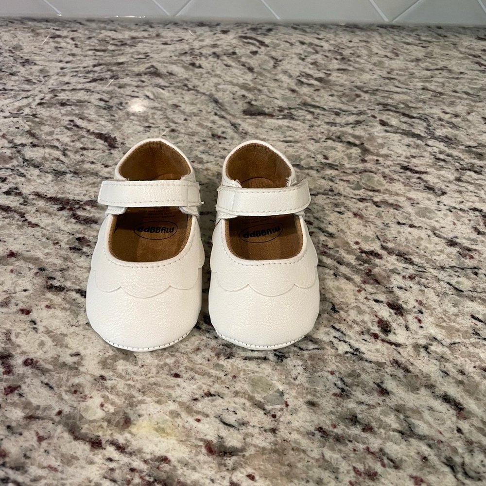 Baby girls size 3 white soft sole shoes